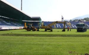 Foto: Dženan Kriještorac / Radiosarajevo.ba / Počelo postavljanje novog travnjak na stadionu Grbavica